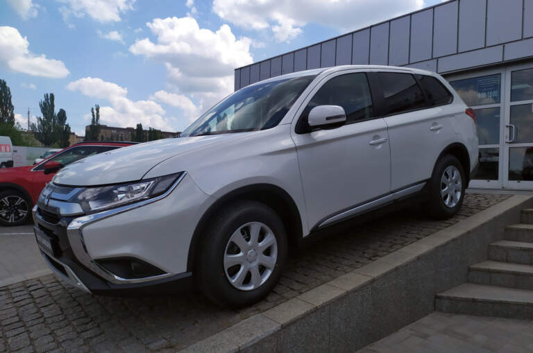 Mitsubishi Outlander Invite