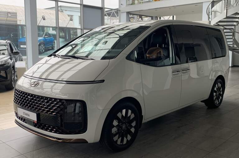 Hyundai Staria 7-Top Bronze  n/BCA 8AT 4WD