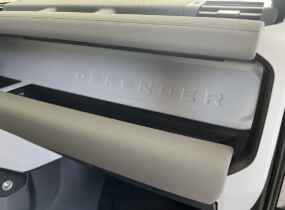 Land Rover Defender 110 SE