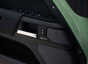 Новий Land Rover Defender 2023