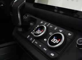 Новий Land Rover Defender 2023