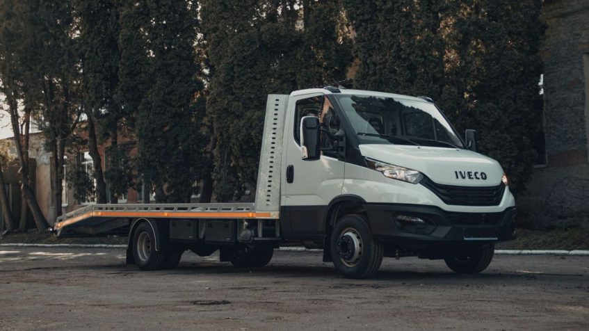 Эвакуаторная платформа на базе шасси Iveco Daily 70C16