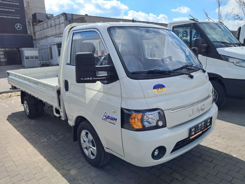 Бортовий вантажний автомобіль JAC X200
