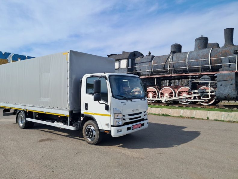 ISUZU NQR 90М Бортовий тентований автомобіль