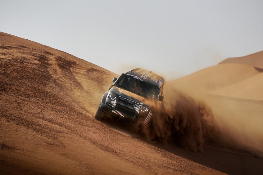 DEFENDER DAKAR D7X-R КИДАЄ ВИКЛИК ПУСТЕЛІ –  ПЕРШІ ВИПРОБУВАННЯ ТА КОМАНДА ЗІРКОВИХ ПІЛОТІВ
