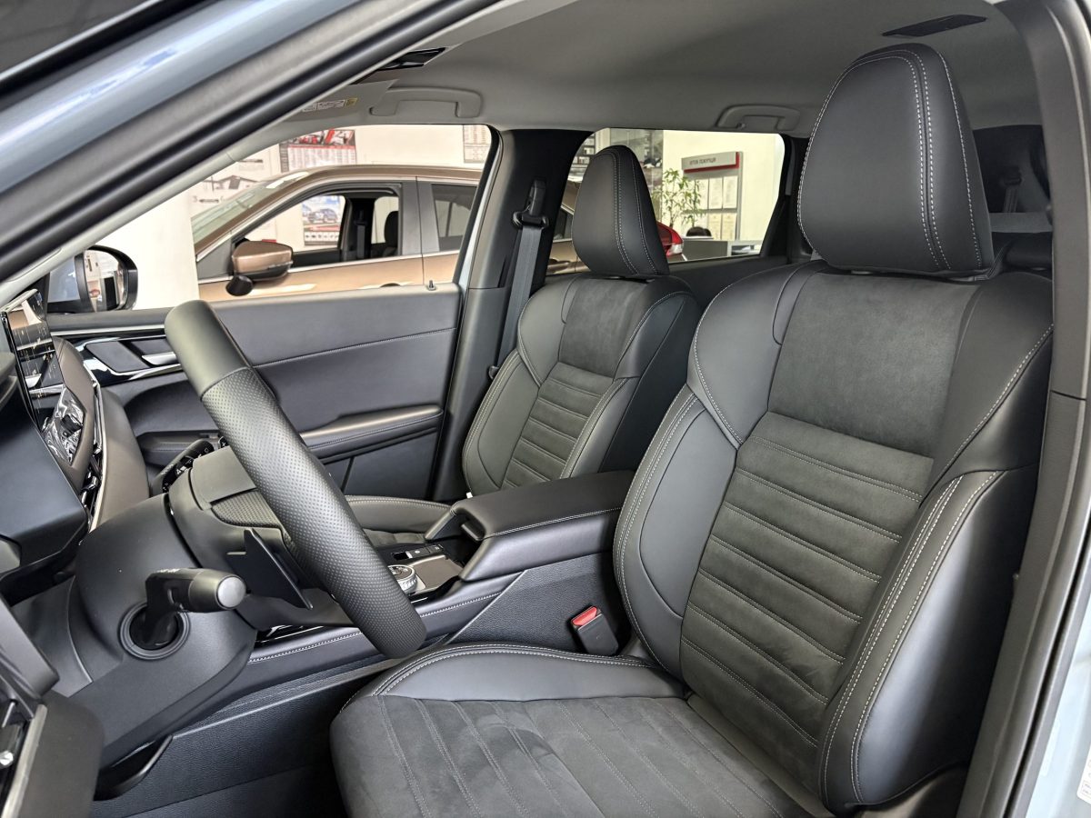 MITSUBISHI Outlander 2.5 CVT Intense