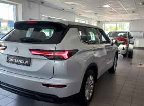 MITSUBISHI Outlander 2.5 CVT Business