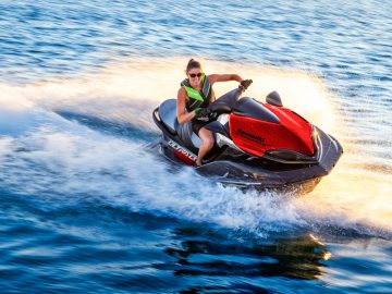 У Дніпрі доступний тест-драйв гідроцикла Kawasaki Ultra 310LX